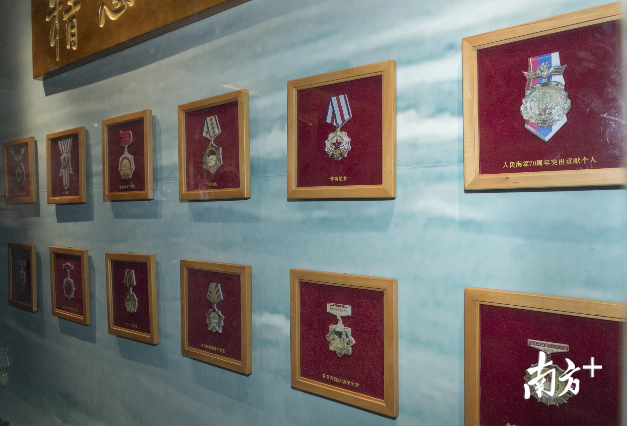 麦贤得英雄事迹陈列馆陈列着一墙的勋章.