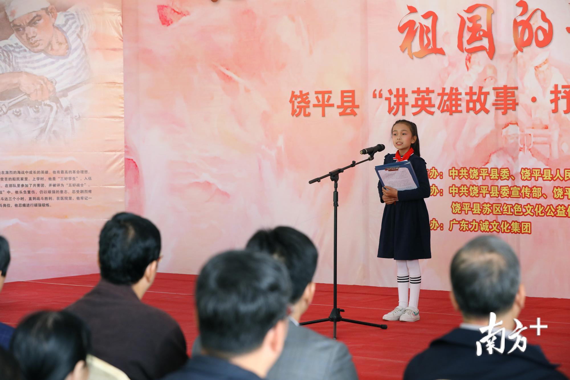 学生代表深情咏读英雄故事。