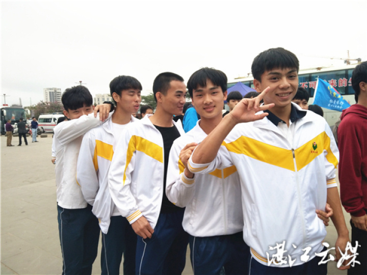 学生踊跃献血。