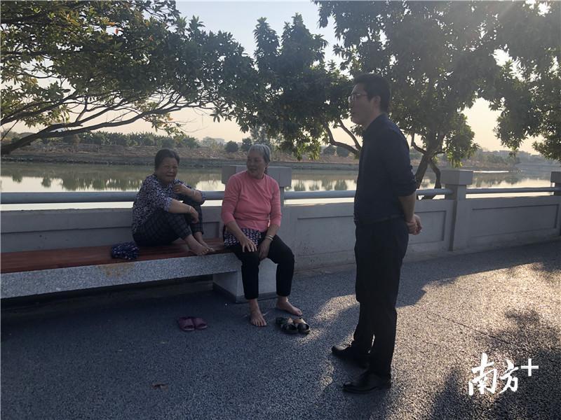 右一为谷涌社区党工委书记、居委会主任庾敬钦 右一为谷涌社区党工委书记、居委会主任庾敬钦