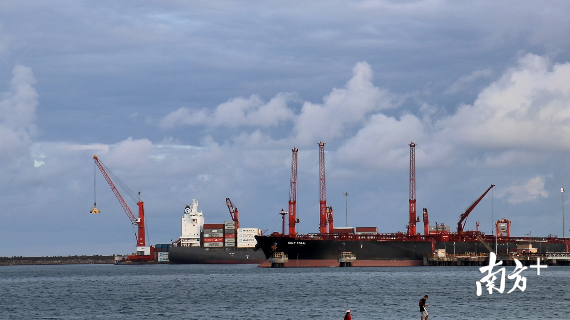 南商将“南海制造”带到非洲，助推当地工业化进程。图为马达加斯加塔马塔夫港。田人心&nbsp;摄