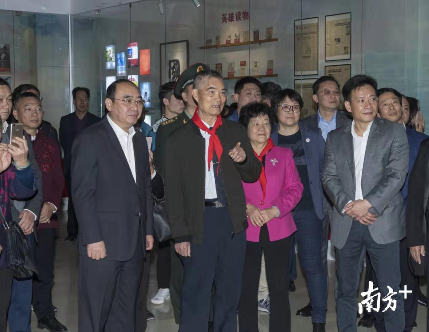 重温战斗英雄麦贤得的英勇事迹。