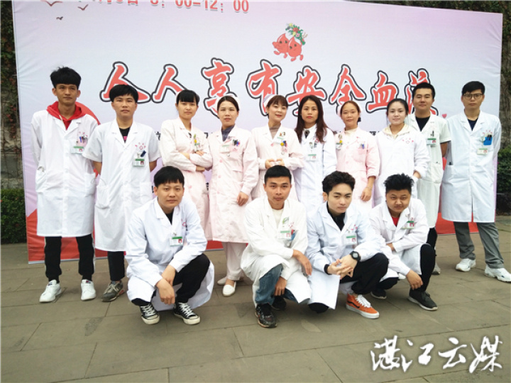 医务人员争相献血。