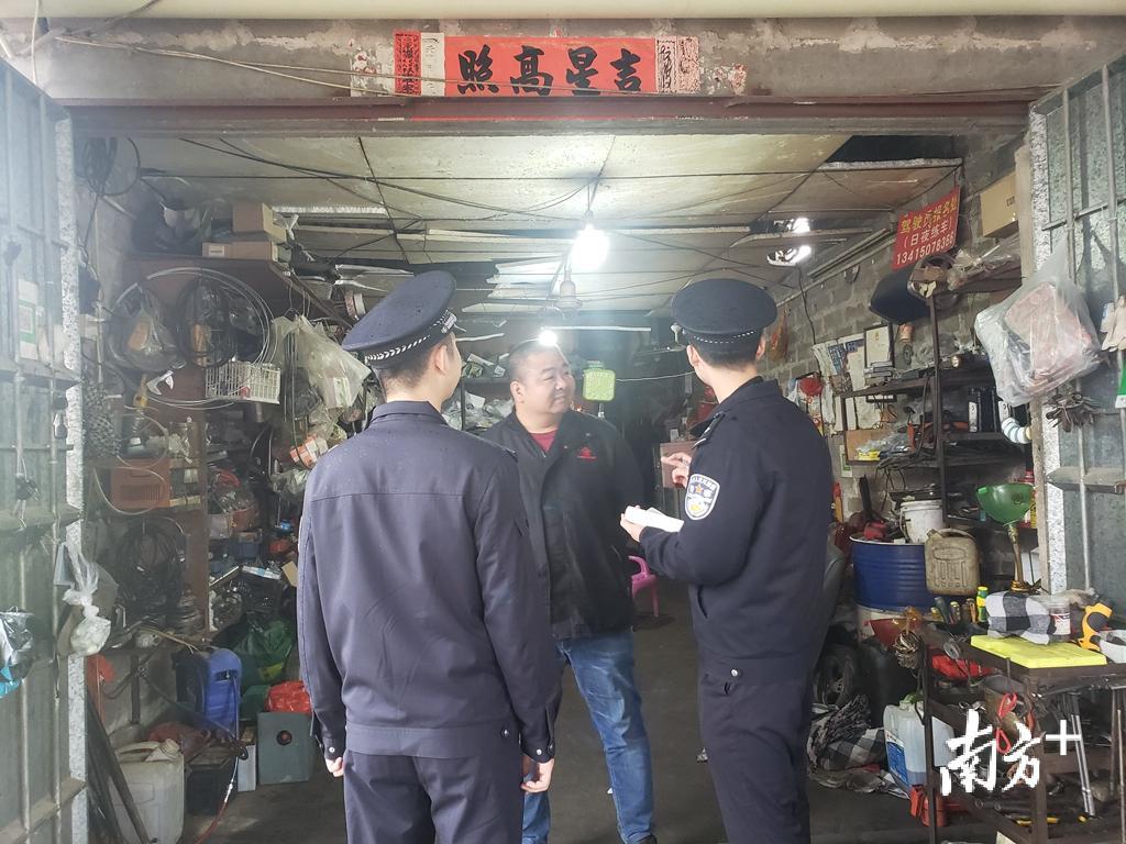 隆都派出所民警走访群众。