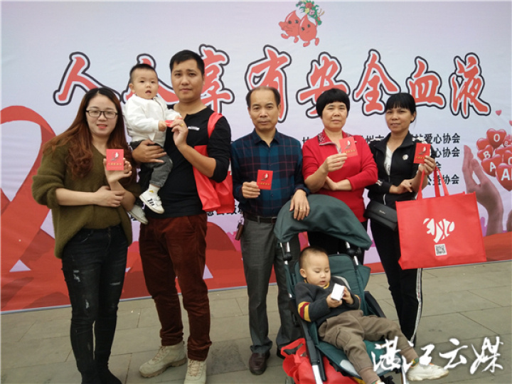 沈塘镇卫生院院长陈泽聪带领家人和亲戚4人一起献血。