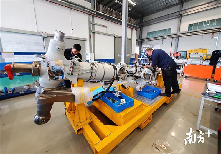 技术人员维修现场。贺欢摄 技术人员维修现场。贺欢摄