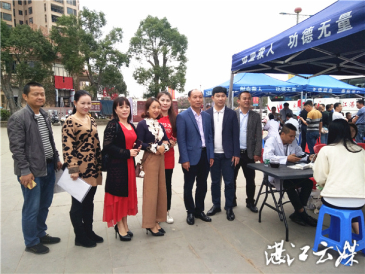 新城中心小学及辖区小学老师争相献血。