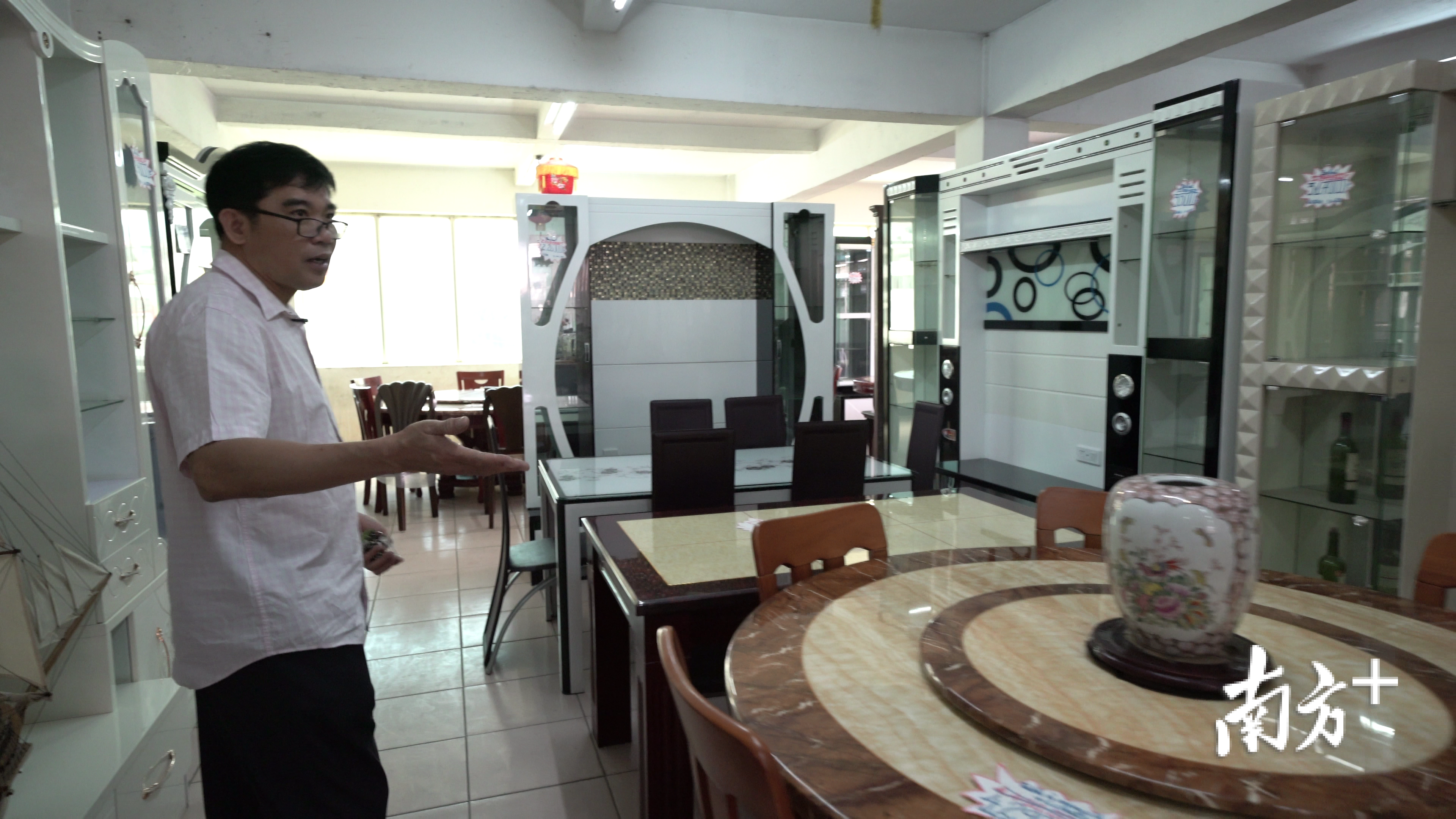 杜建威在马达加斯加的商场。卢浩能 摄