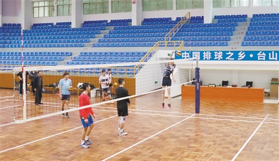 重修完毕的台山体育馆开放给运动员训练。