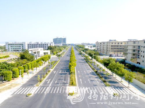 揭东区着力完善市政道路建设，推动城区发展提质。郑楚藩 摄