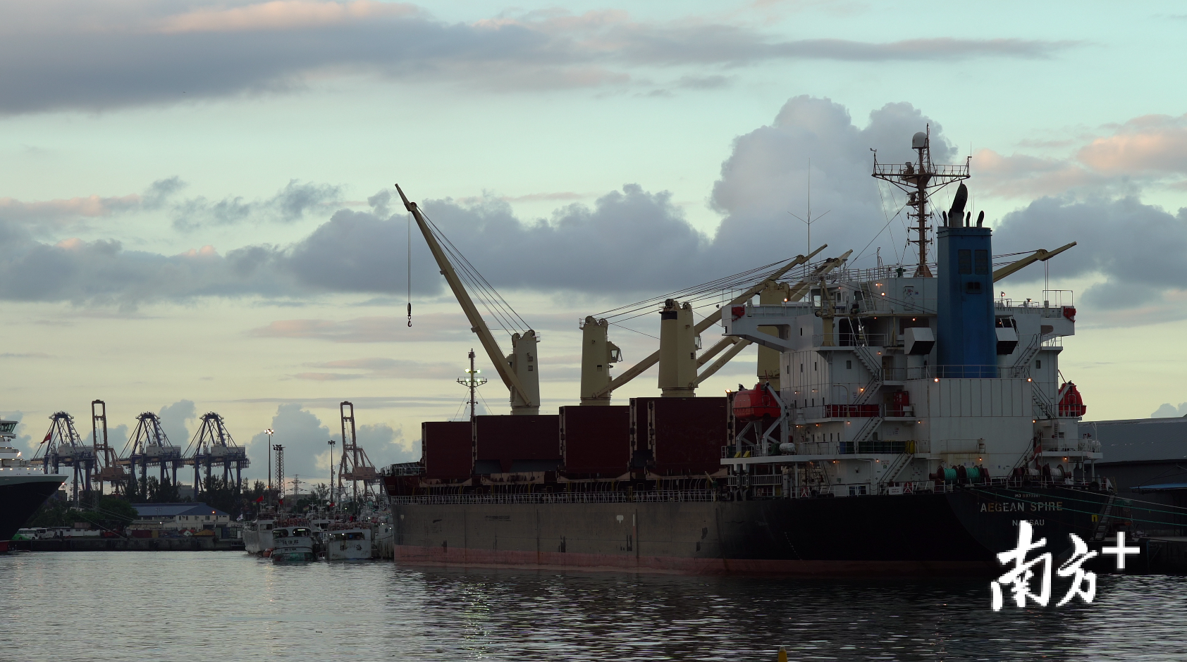 近年来，南海民企正在拓展“全球买，全球卖”的贸易网络，而非洲就是其中的重要部分。图为毛里求斯路易港。田人心 摄