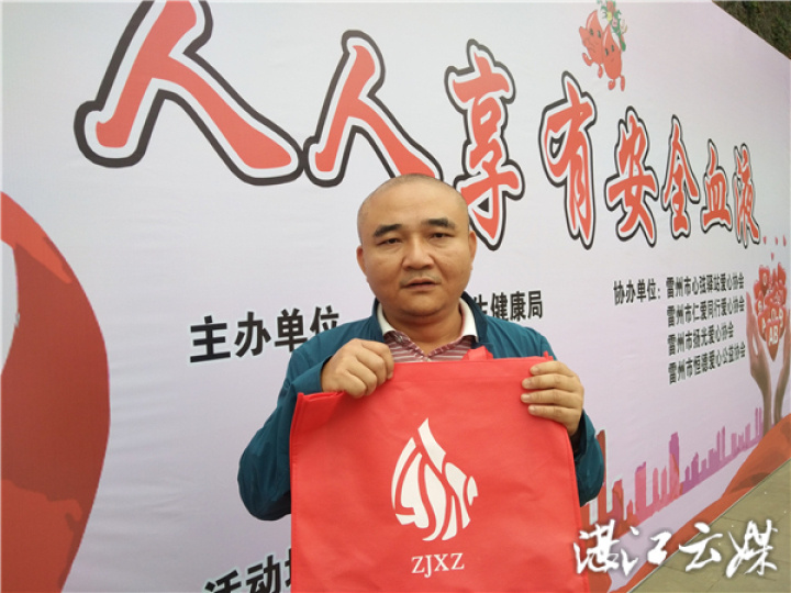 雷州市人民医院急诊科医生陈俊10多年献血18次。