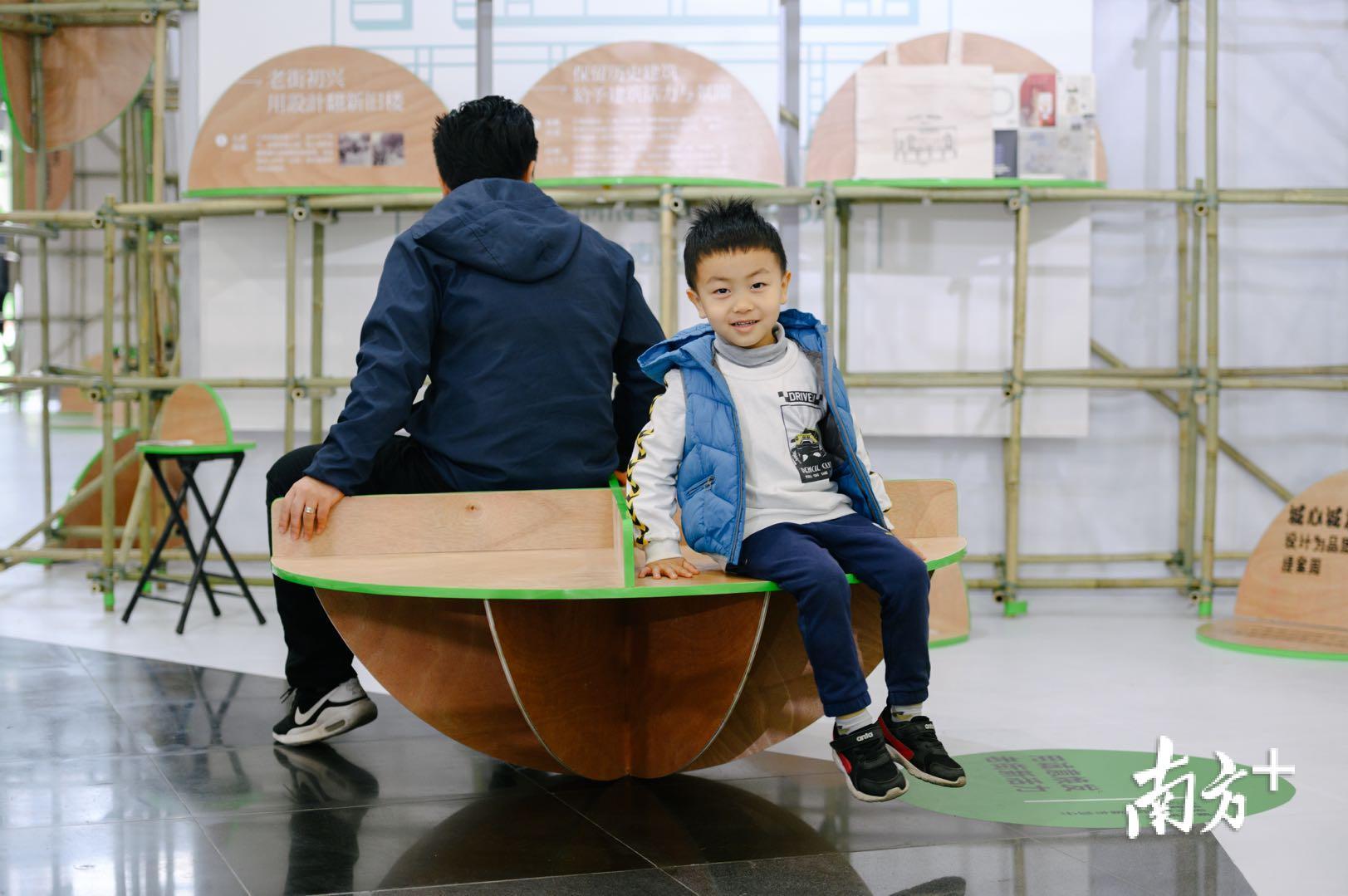 不少家长带领小孩感受“创意设计”。 一时半刻 摄