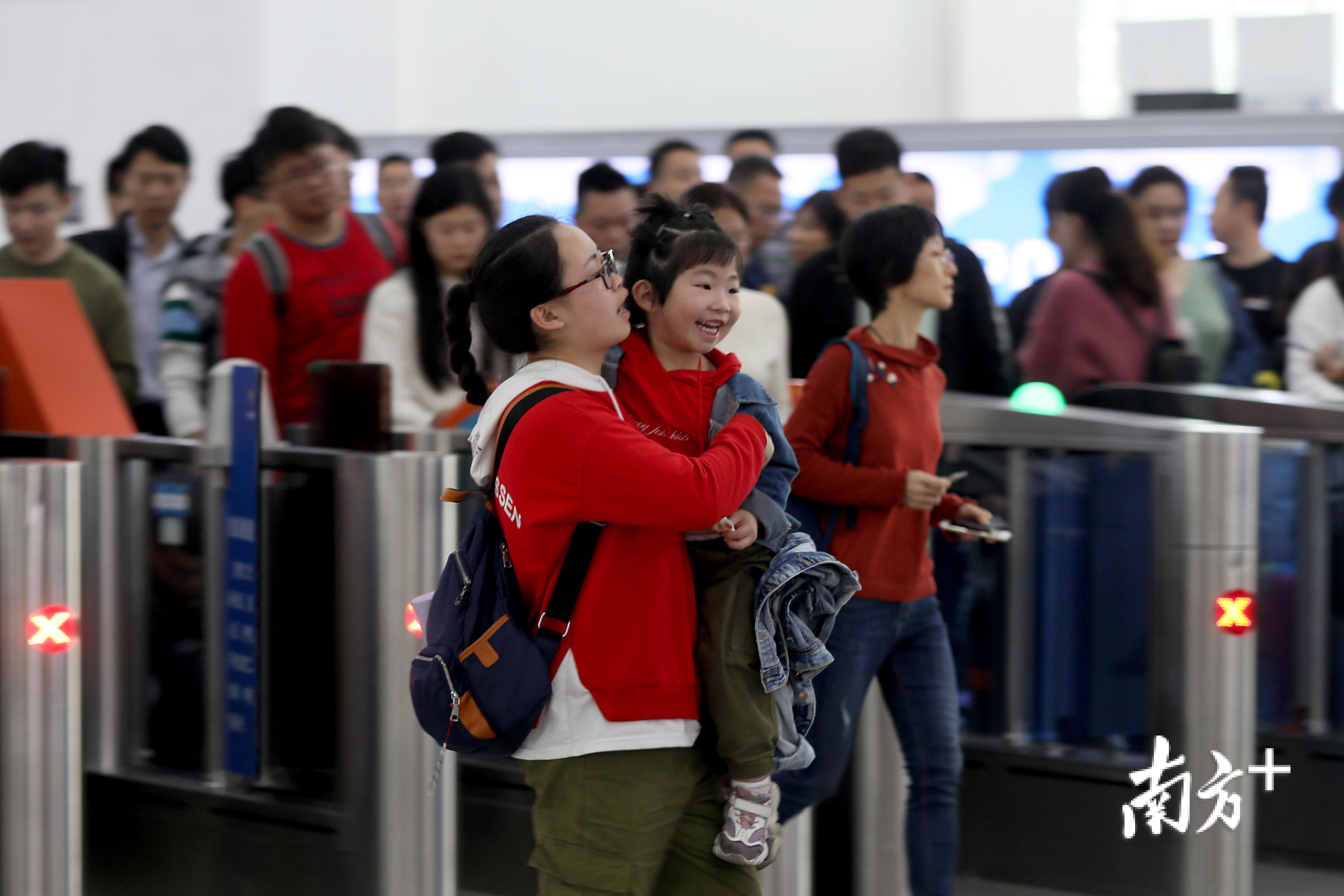 小朋友开心地踏上回家旅途.