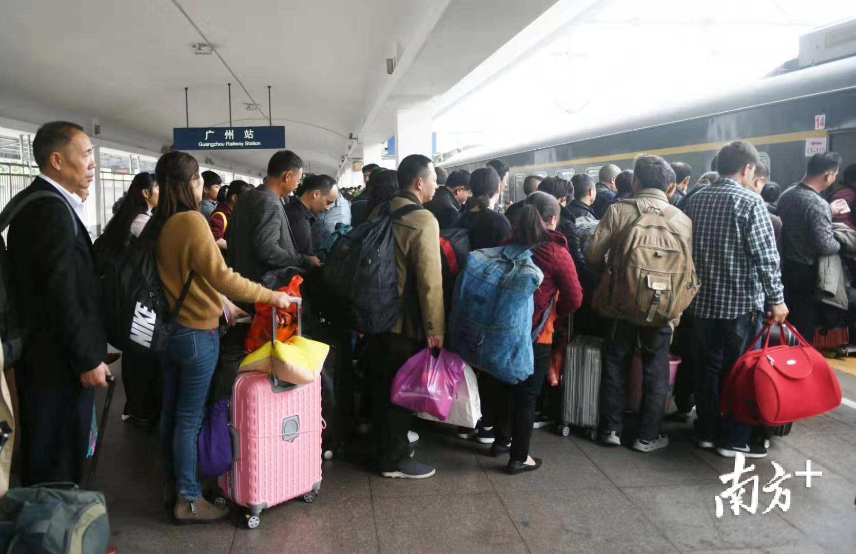 首趟"工会平安返乡号"k192次免费专列广州火车站出发