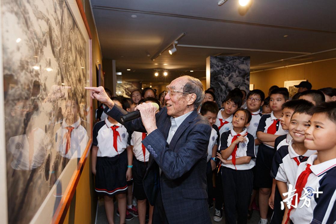 去美术馆上美术课,美育让艺术绽放校园。李彤晖摄 去美术馆上美术课,美育让艺术绽放校园。李彤晖摄