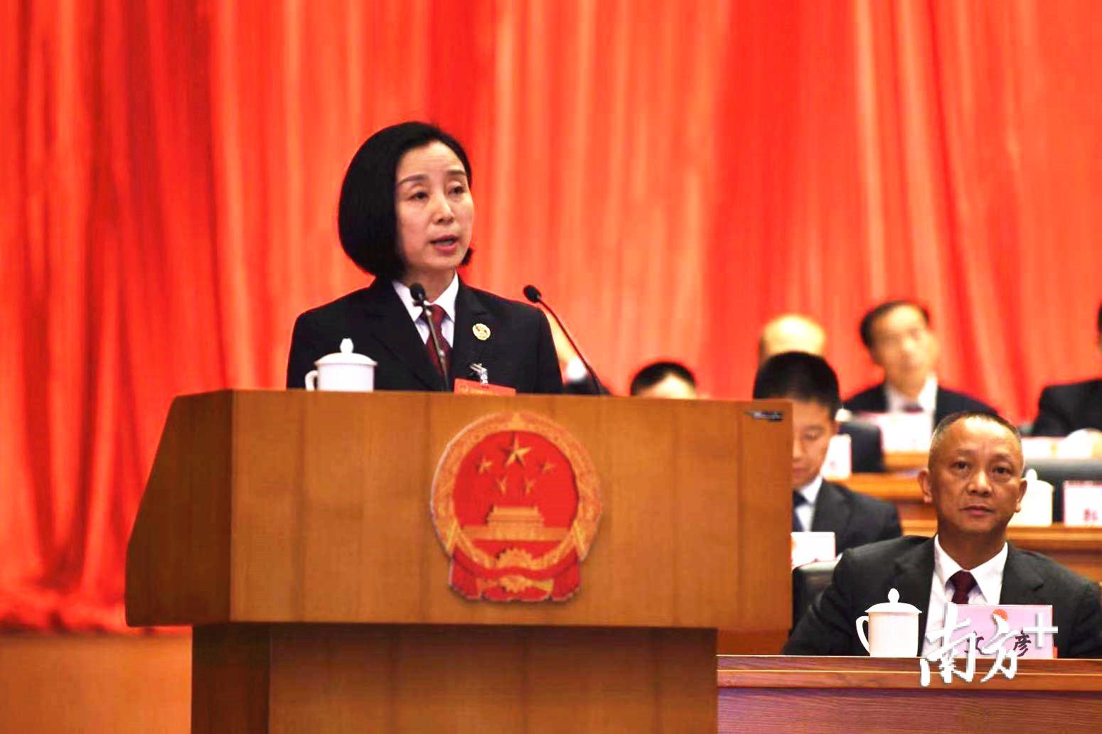 江门市人民检察院检察长郭玉代表江门市人民检察院向大会报告工作。杨兴乐 摄