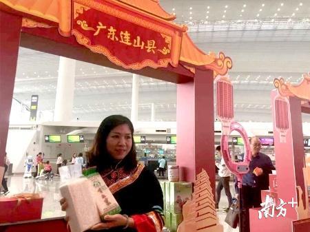 连山壮族瑶族自治县县委副书记、县长冯红云在广州白云国际机场的直播间向网友推介连山大米。何帆燕摄