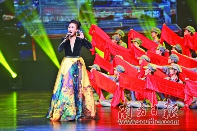 2019年9月29日，“祝福祖国”东莞市庆祝新中国成立70周年大型文艺晚会在玉兰大剧院上演。孙俊杰 摄