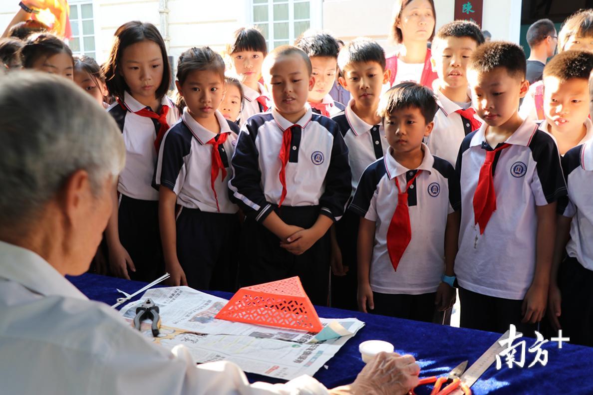 学生们走出校园,教育不再局限于课堂。 张筱云 摄 学生们走出校园,教育不再局限于课堂。 张筱云 摄