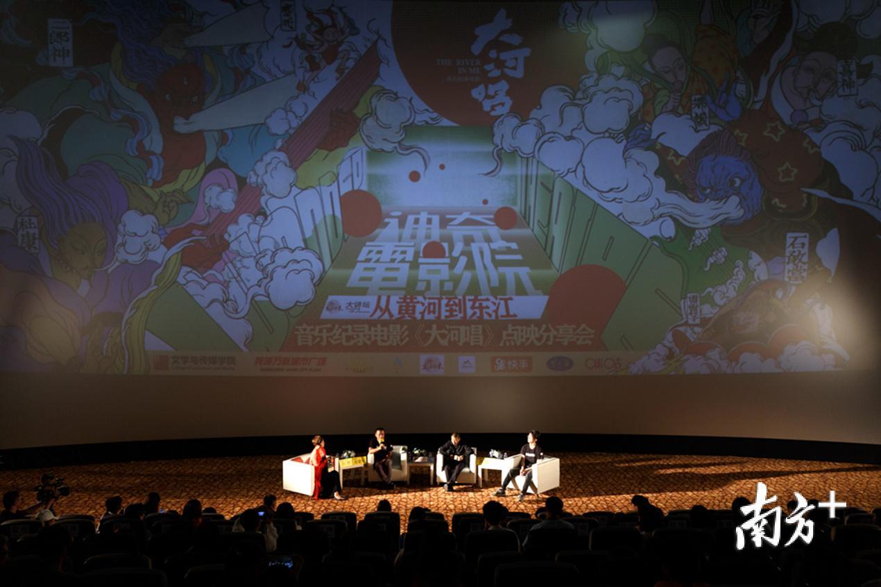 文化周末大讲坛搭起的文化大咖与公众间的桥梁,已成为许多东莞人了解新世界的一扇窗。 刘中摄 文化周末大讲坛搭起的文化大咖与公众间的桥梁,已成为许多东莞人了解新世界的一扇窗。 刘中摄