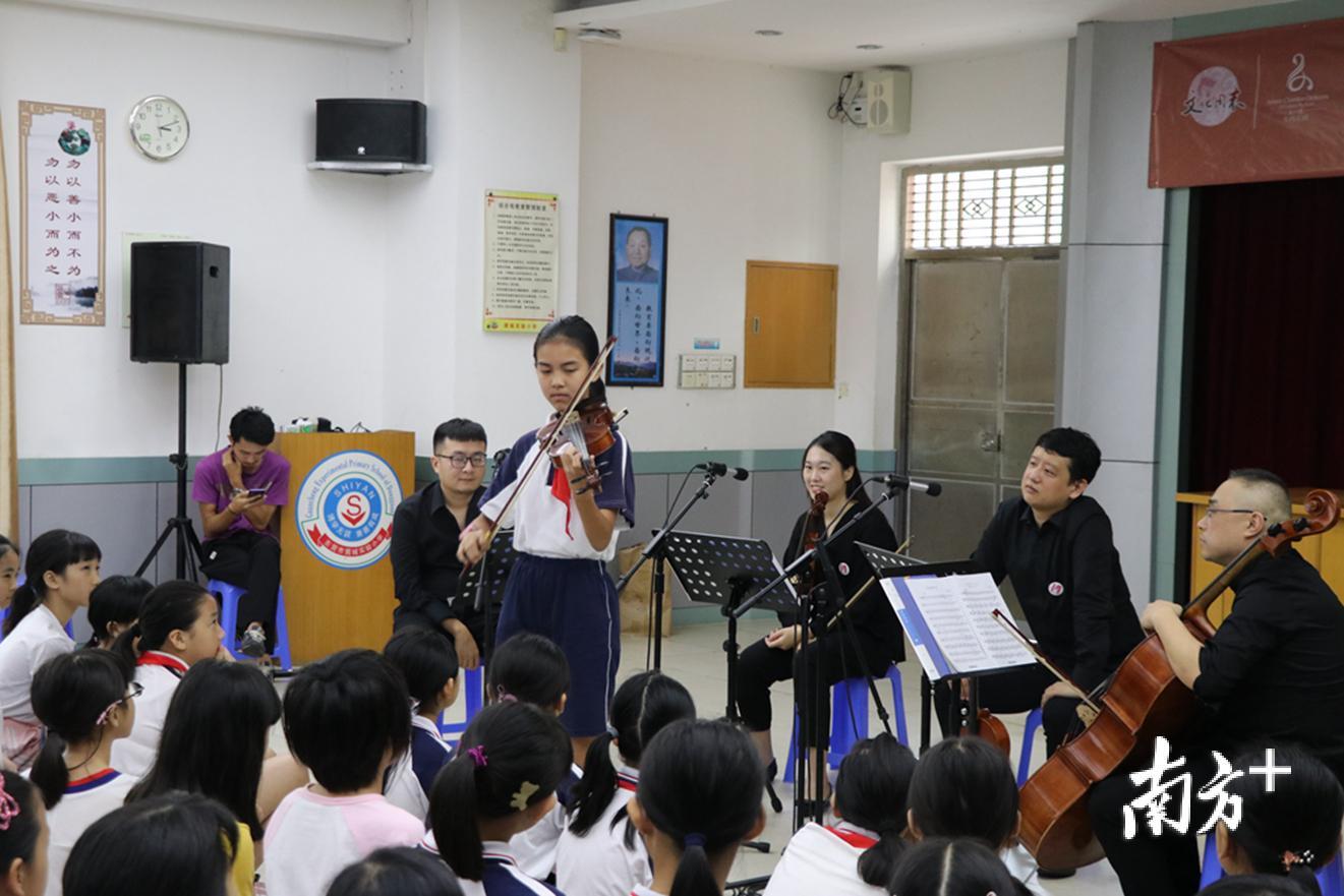 “文化周末室内乐团校园行”,正在为学子心中播下美的种子。 李彤晖摄 “文化周末室内乐团校园行”,正在为学子心中播下美的种子。 李彤晖摄
