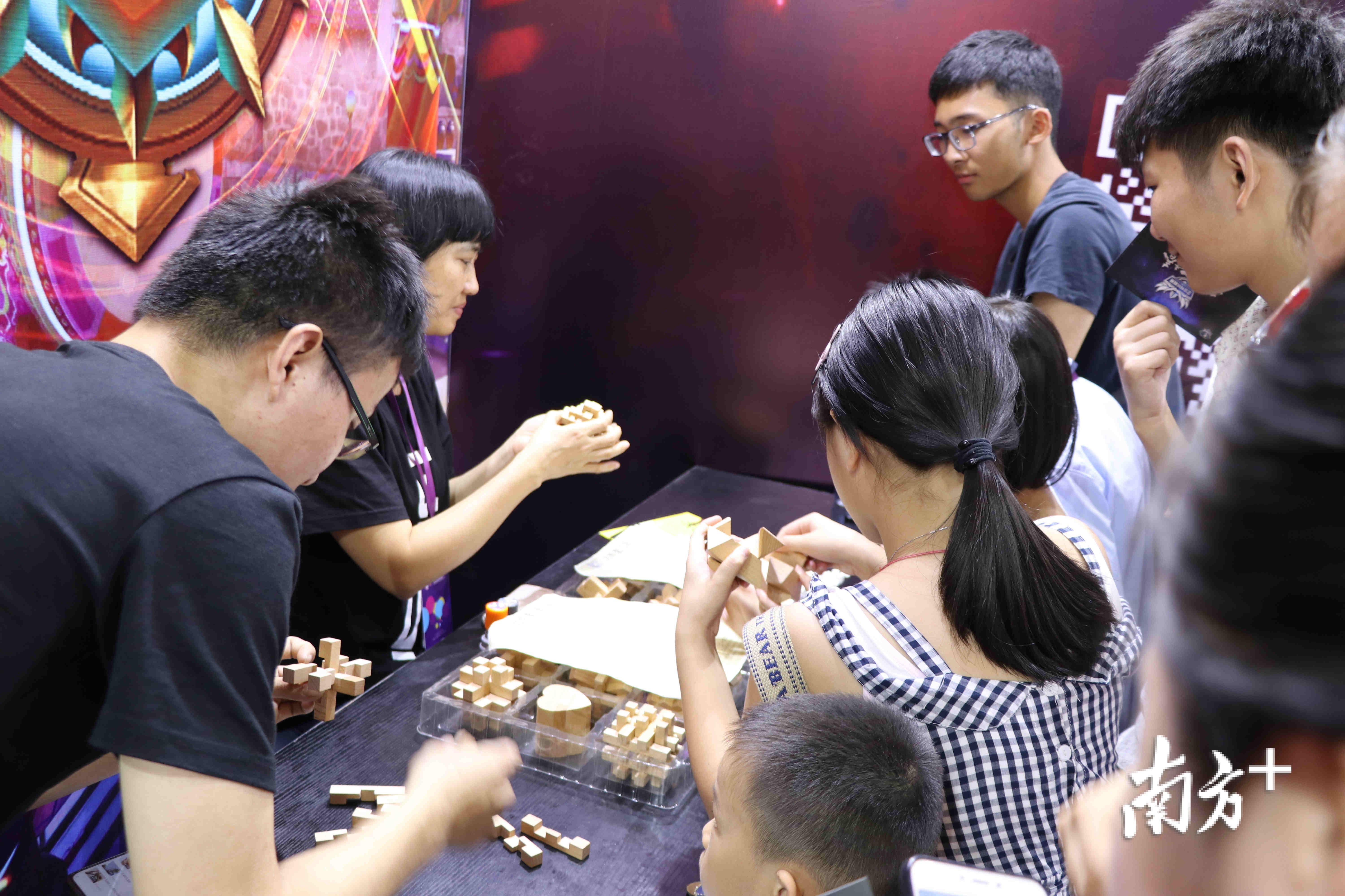 第十一届漫博会上，文创摊位吸引众多市民交流互动。