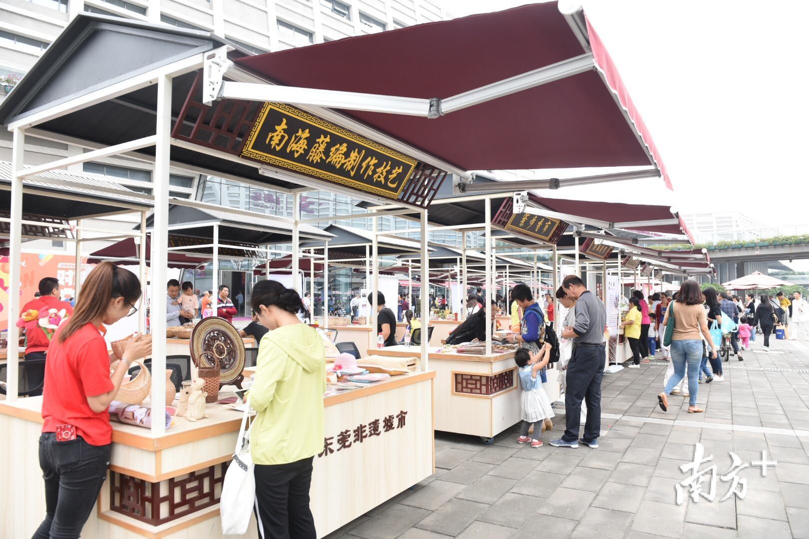 “东莞非遗墟市粤港澳大湾区城际联盟”成立后，墟市摊位不断增加。  受访单位供图