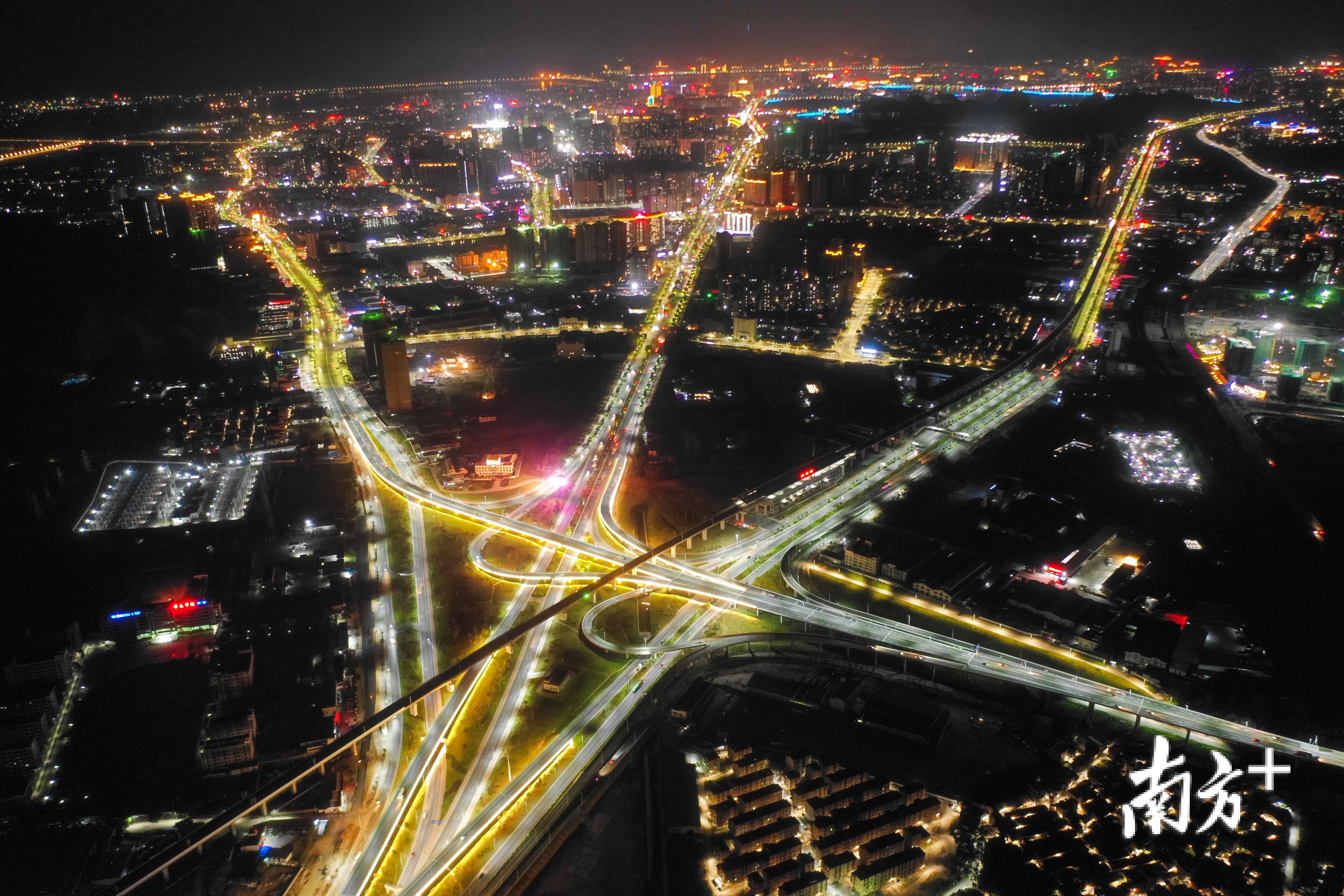 肇庆正在加速建设“十横八纵”综合交通网络。图为大冲交通枢纽 梁亮摄 肇庆正在加速建设“十横八纵”综合交通网络。图为大冲交通枢纽 梁亮摄