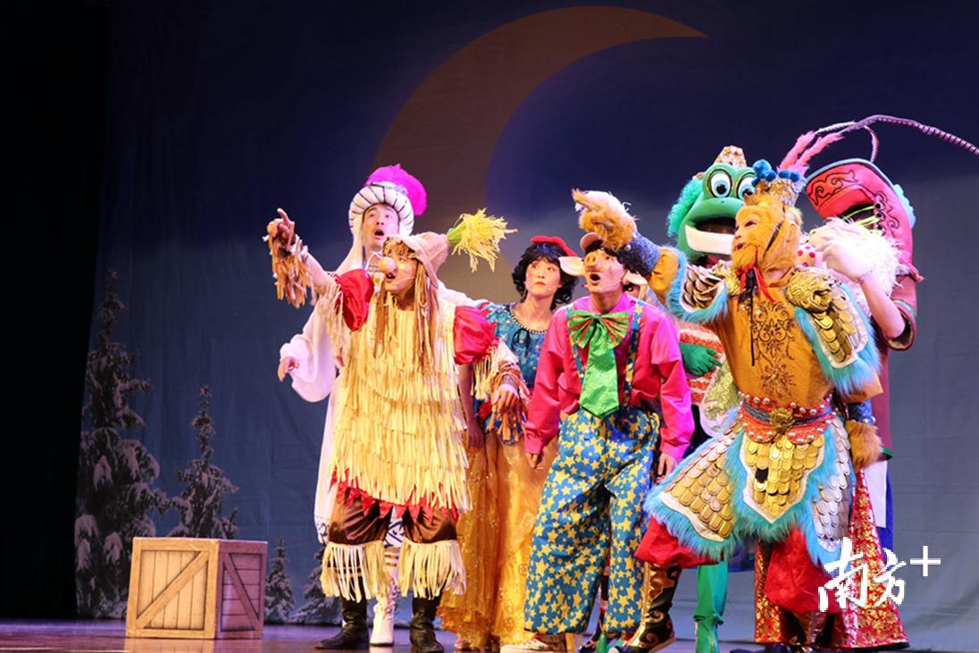 各式各样的晚会已成为东莞人周末领略全世界舞台艺术的窗口。李彤晖 摄 各式各样的晚会已成为东莞人周末领略全世界舞台艺术的窗口。李彤晖 摄