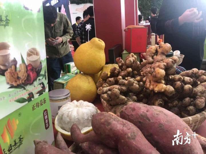 在直播现场展示的连山农产品。何帆燕摄