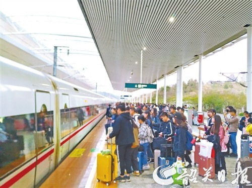 韶关高铁站旅客乘车情况。