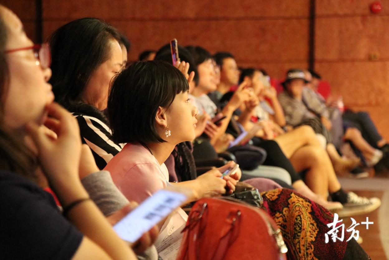 观众也是晚会的参与者,为表演者投去的热切目光,是享受文化的最好例证。 张筱云 摄 观众也是晚会的参与者,为表演者投去的热切目光,是享受文化的最好例证。 张筱云 摄