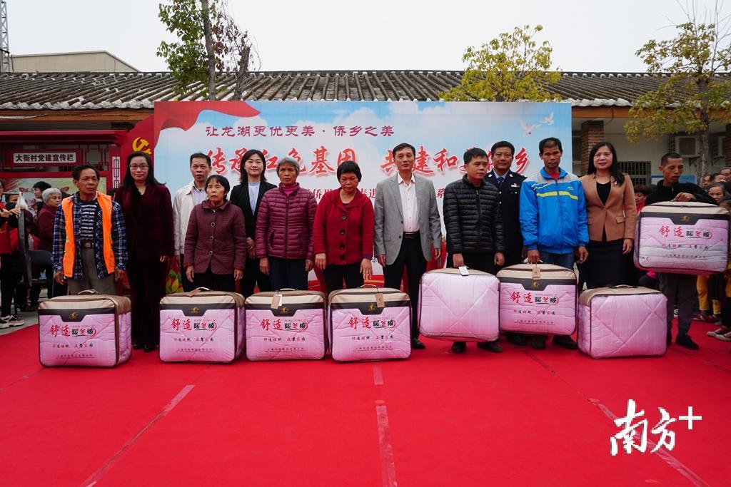 广东君逸集团公司向大衙村的困难群众捐赠了一批价值上万元的御寒棉被。 广东君逸集团公司向大衙村的困难群众捐赠了一批价值上万元的御寒棉被。