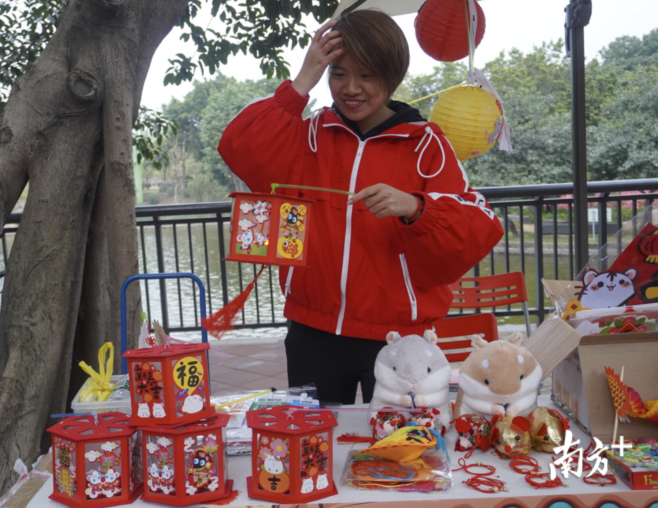 国潮市集,梁玉婷和她的摊位。庄晓莹 摄 国潮市集,梁玉婷和她的摊位。庄晓莹 摄