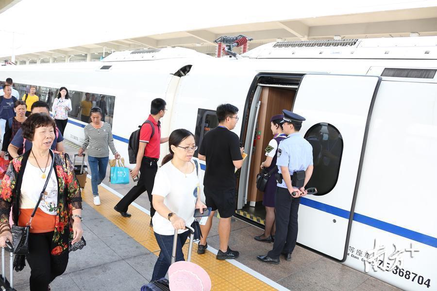 梅汕铁路客运专线建成通车。