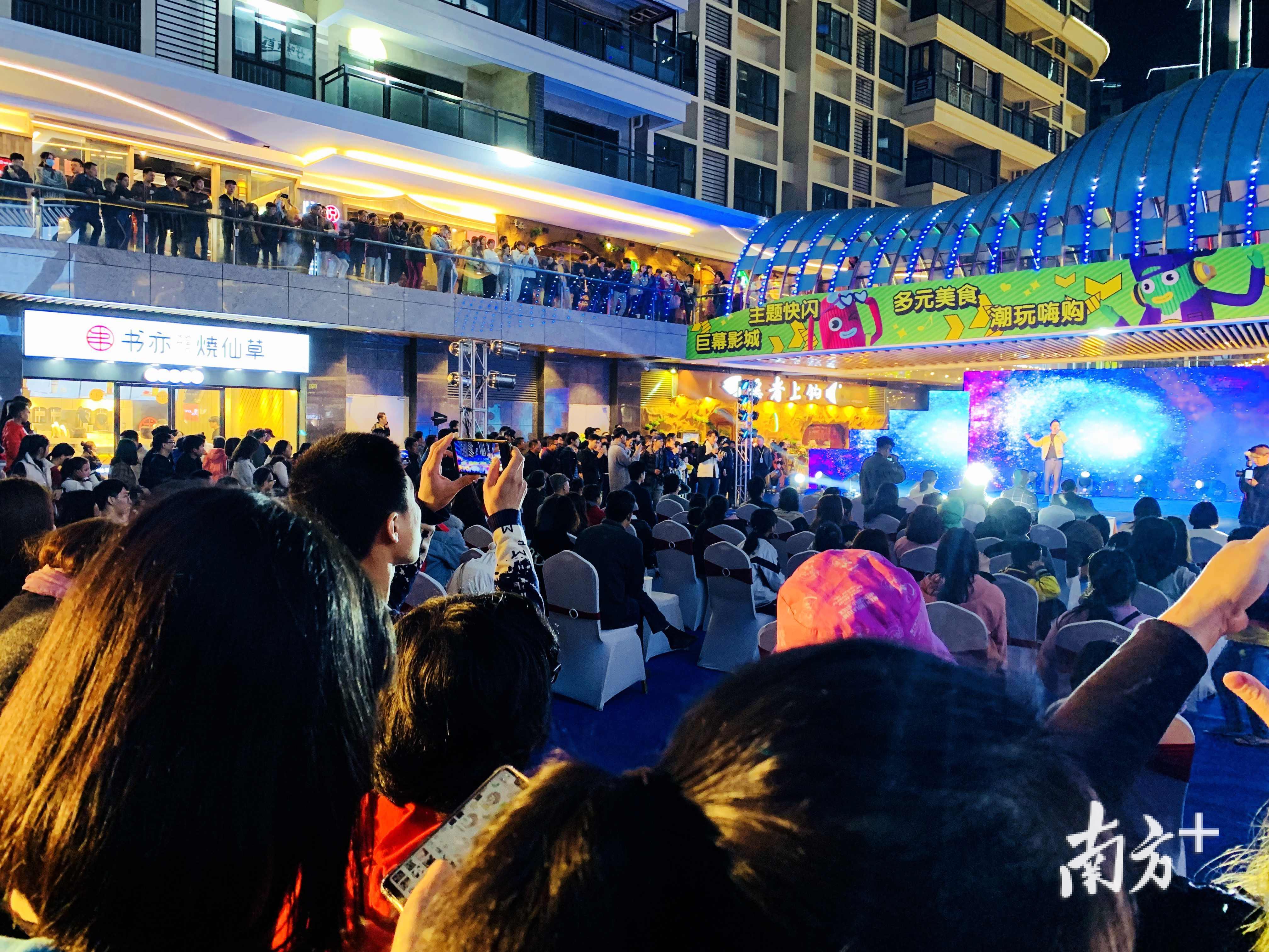 2019十大新潮人歌唱大赛总决赛现场,场面热闹.