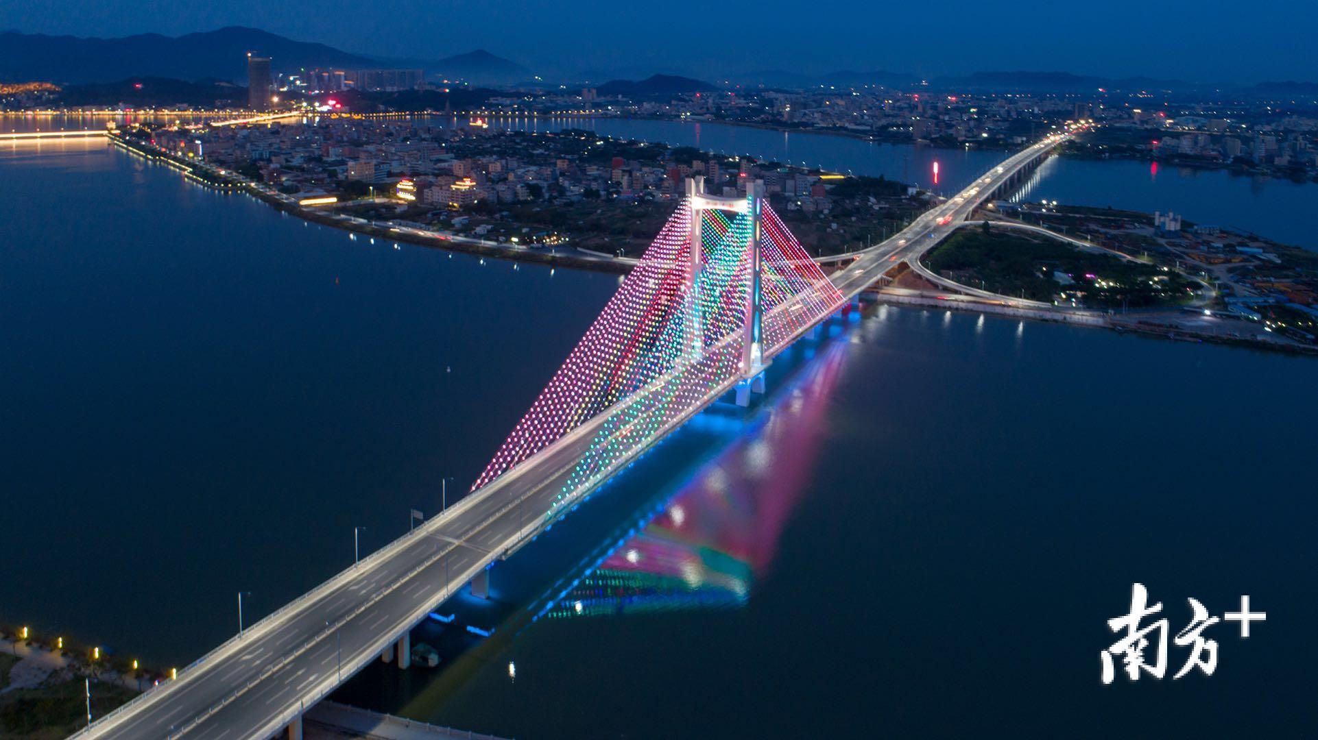 潮州大桥项目获评中国建筑工程质量最高奖——“鲁班奖”。