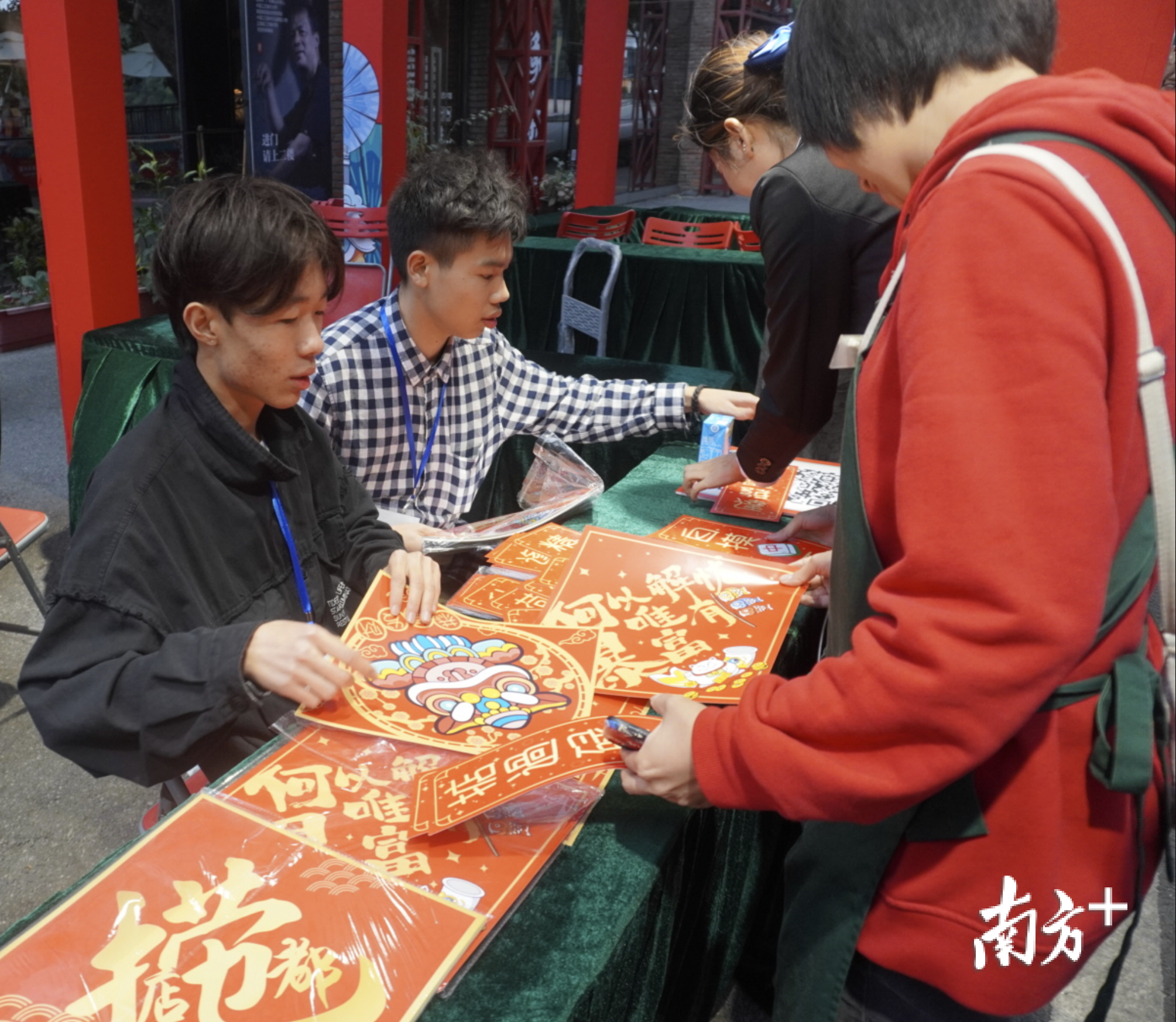 不少游客在集市摊位驻足。庄晓莹 摄 不少游客在集市摊位驻足。庄晓莹 摄