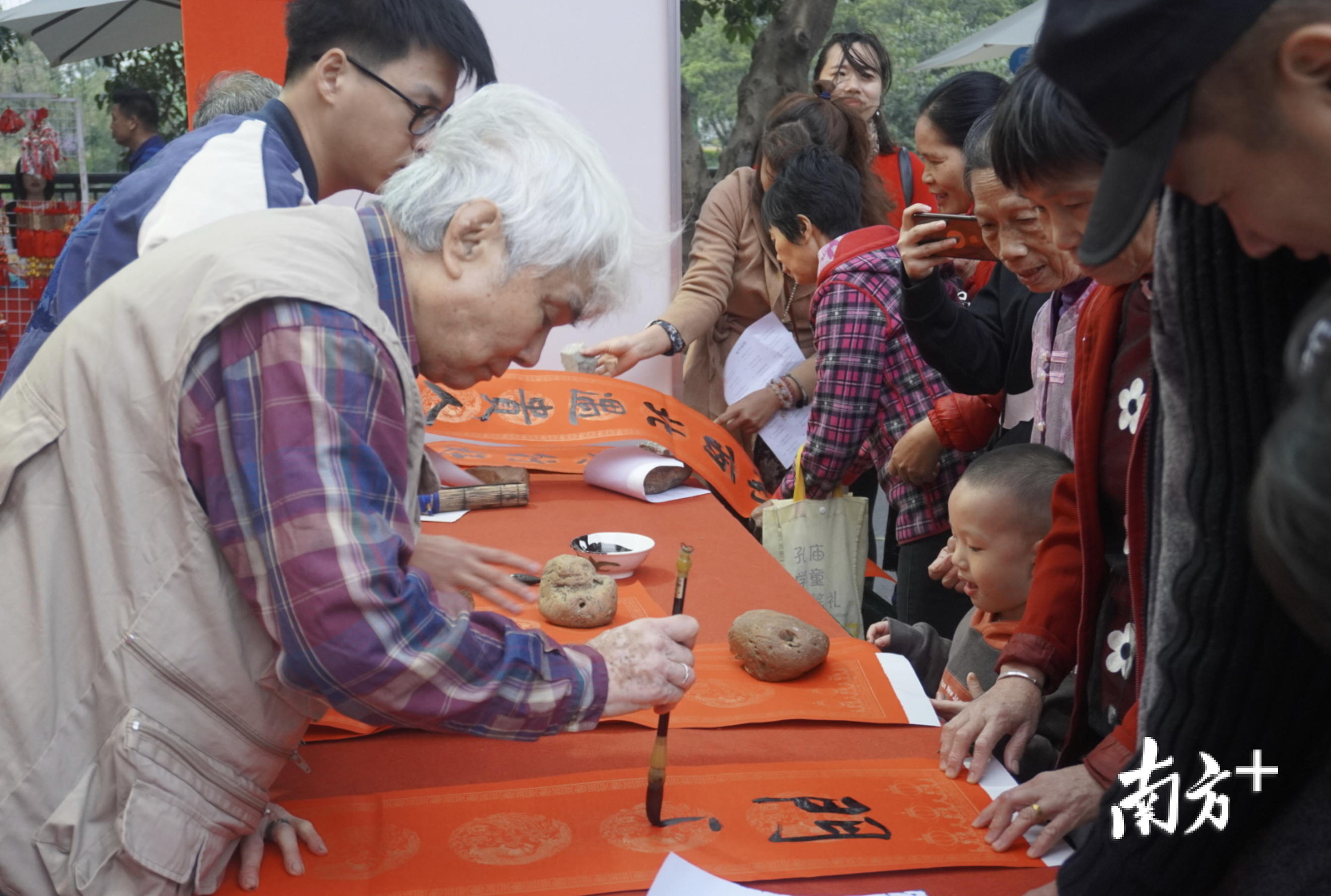 书法名家现场写挥春。庄晓莹 摄 书法名家现场写挥春。庄晓莹 摄
