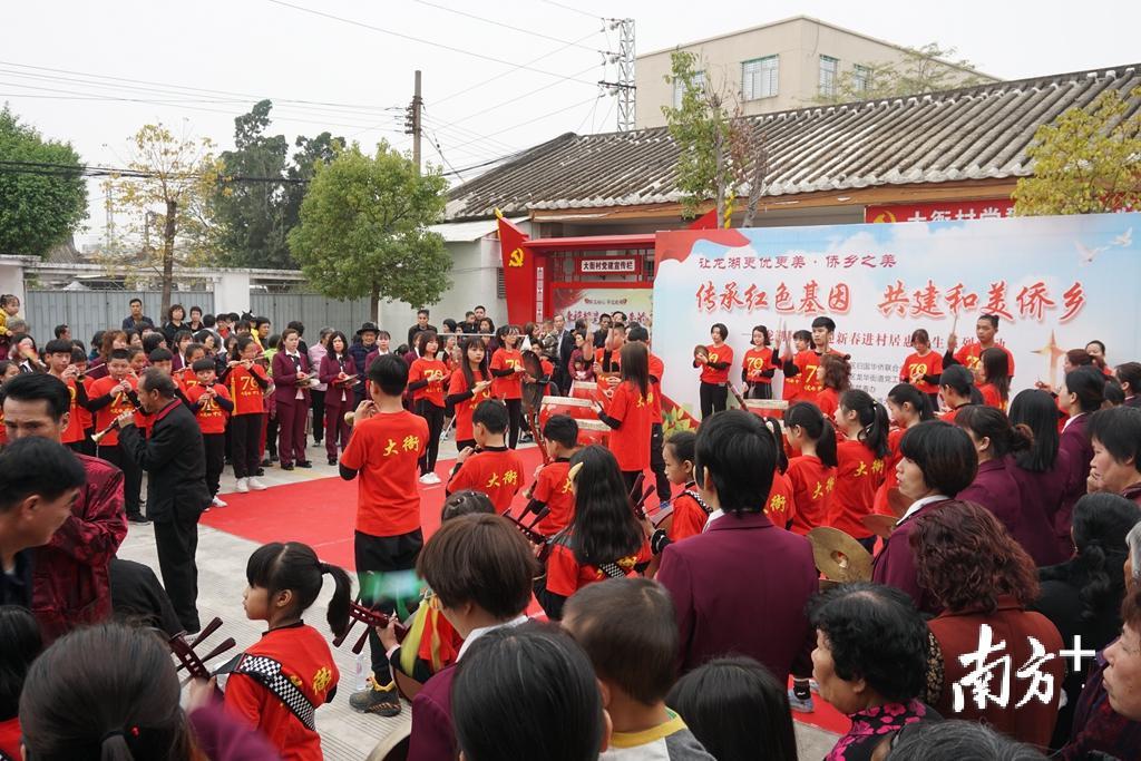 大衙村锣鼓队表演的《潮州大锣鼓》拉开了活动的序幕。 大衙村锣鼓队表演的《潮州大锣鼓》拉开了活动的序幕。