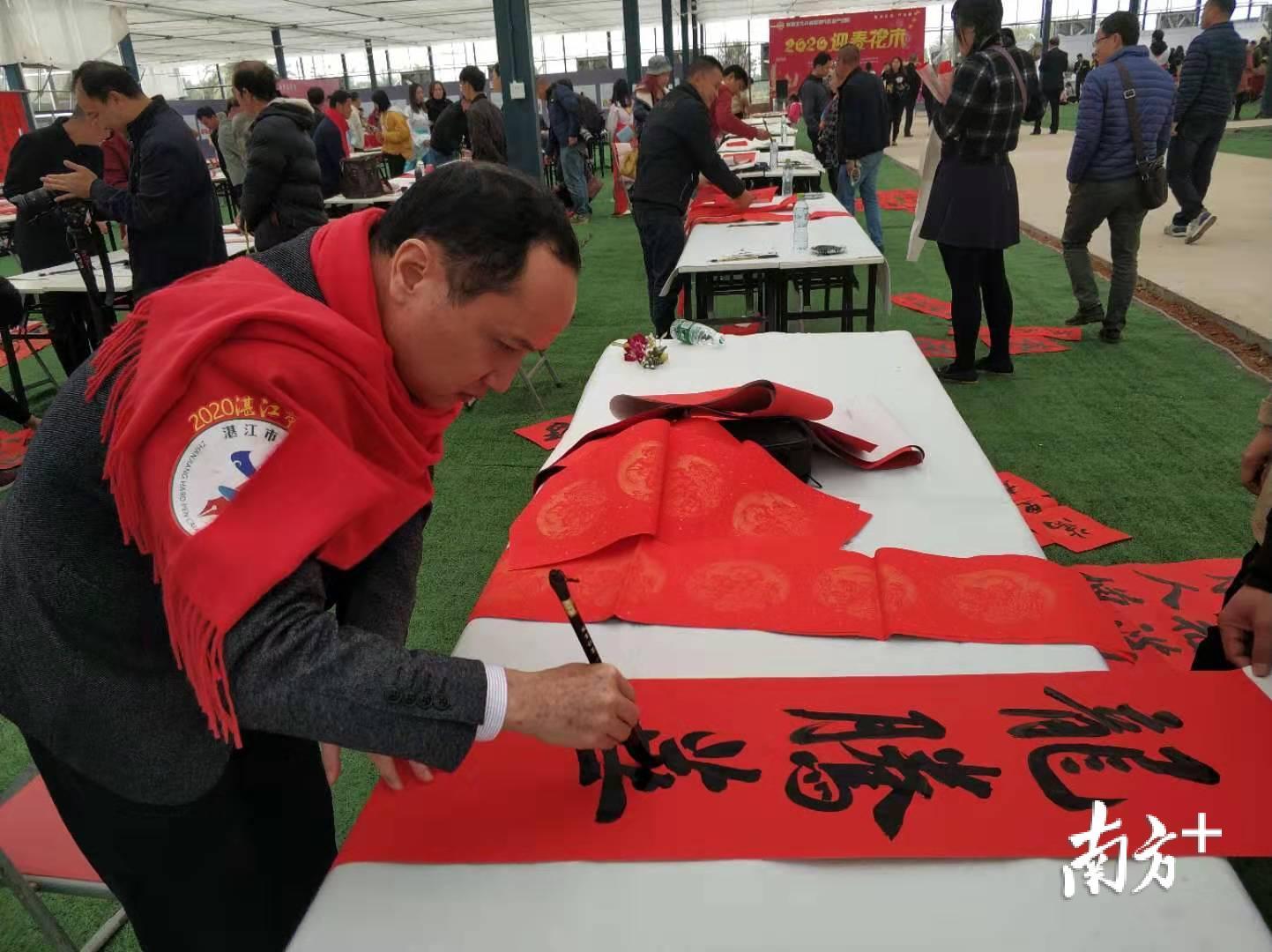 本次活动同时展示春联以及书画艺术品，市民可以现场参与体验。