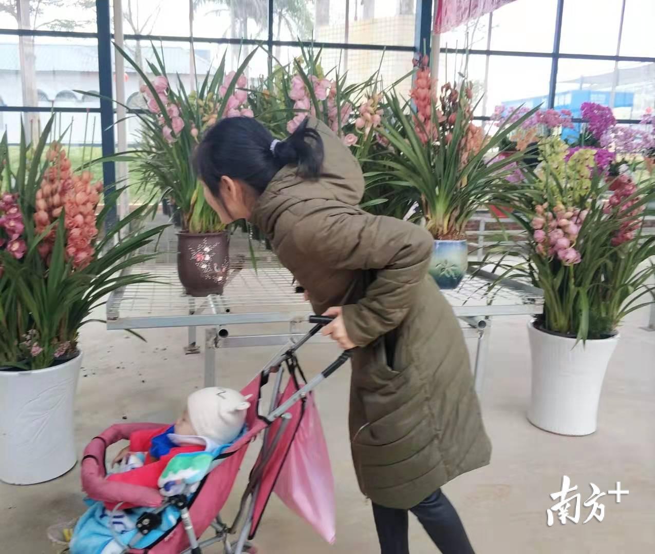  尽管温度突降，还是有家长穿着厚厚的衣服带孩子来花市参观。