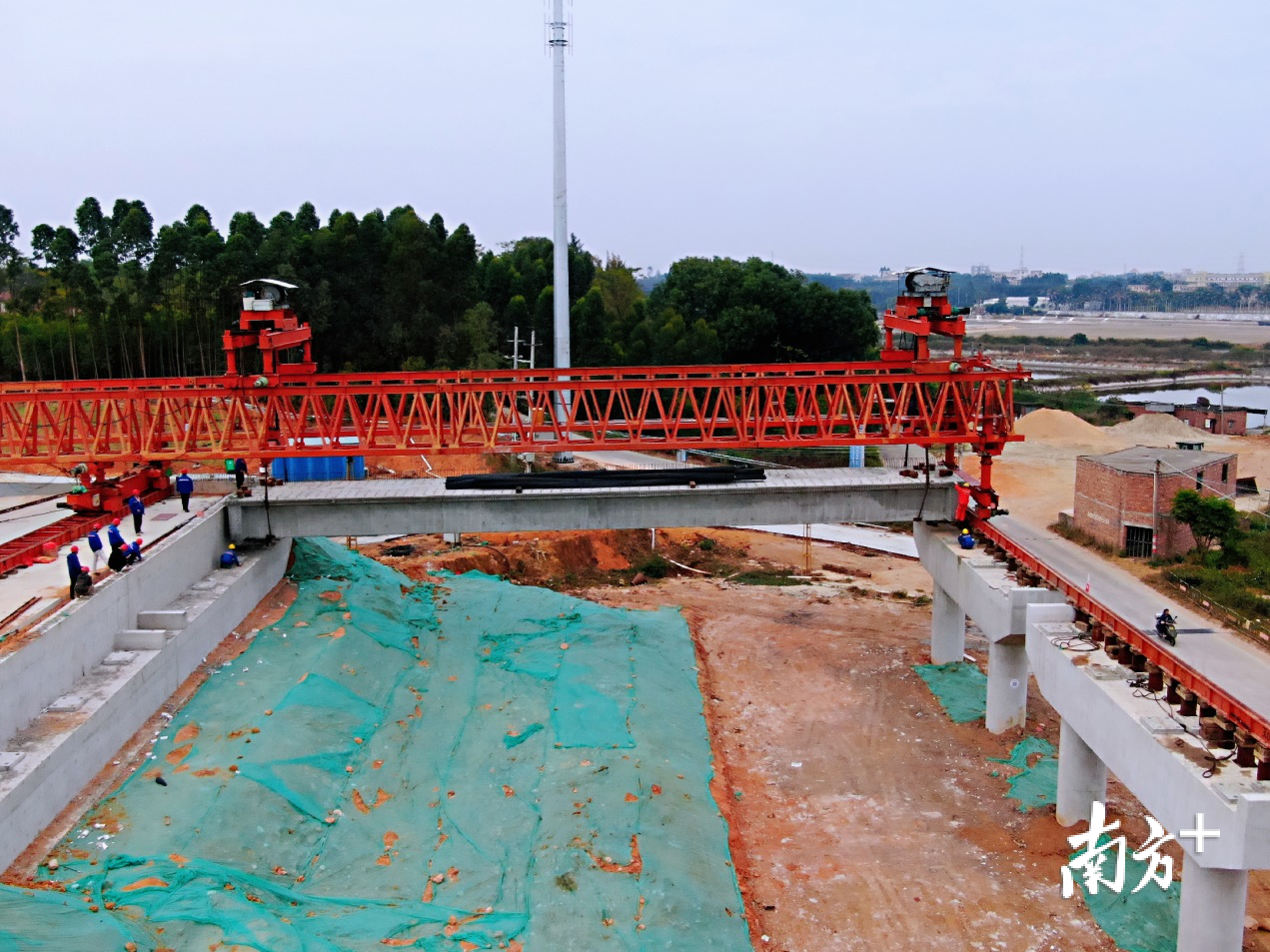 在施工人员的指挥下，调顺跨海大桥西岸首片预制箱梁平稳安全落位。