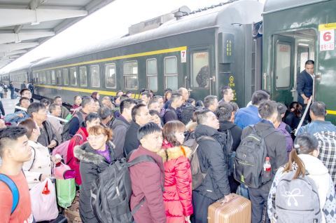 10日,揭阳火车南站前,旅客拖着行李箱,准备乘坐汕头至武昌K9012列车回家。涂英鹏 摄 10日,揭阳火车南站前,旅客拖着行李箱,准备乘坐汕头至武昌K9012列车回家。涂英鹏 摄