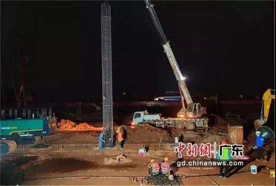 图为河源东站综合交通枢纽项目安装钢筋笼现场。曹定国 摄