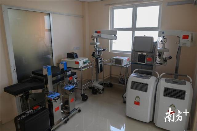 中国捐赠给眼科中心的设备仪器上，红色的五星红旗格外醒目。