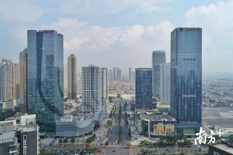 位于桂澜路上的万达广场，距离广佛线金融高新区站直线距离不到500米。戴嘉信 摄