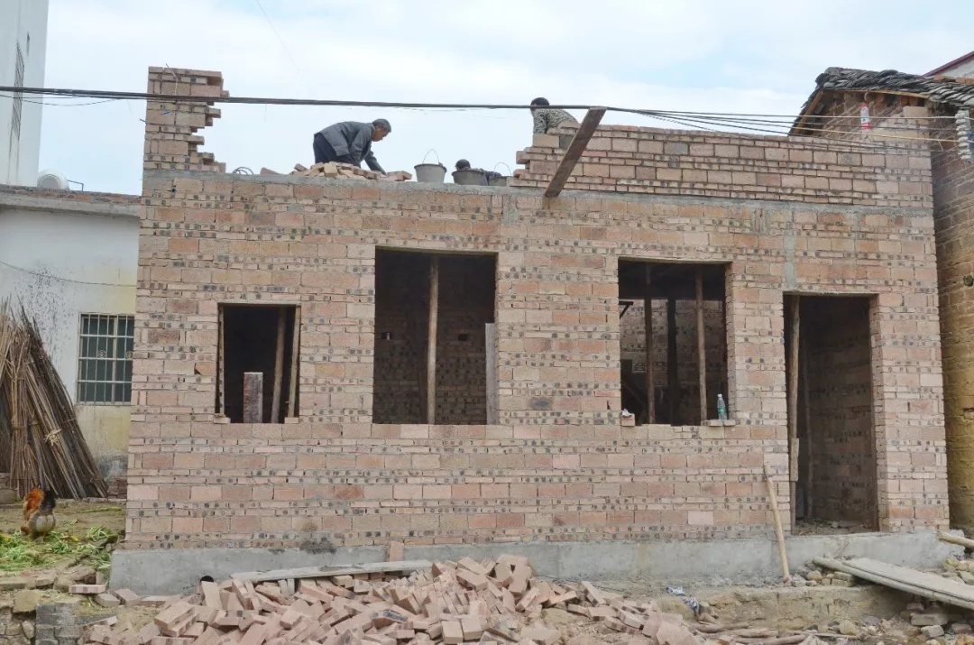 浈江区犁市镇内腾村,单亲母亲朱莉芳的"安居房"正在建设中.