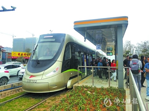 高明有轨电车停靠在怡乐路站。/佛山日报记者杨杰摄